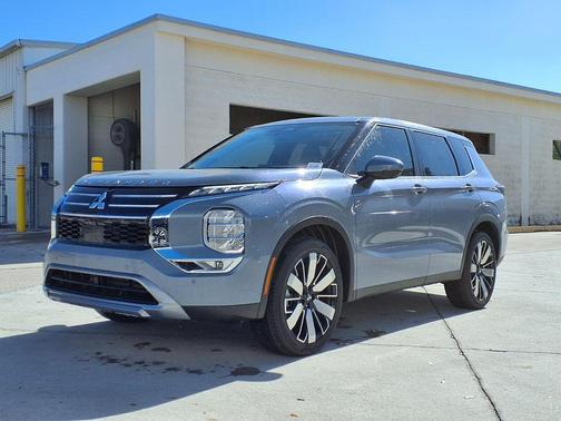 Moonstone Gray Metallic 2026 Mitsubishi Outlander SE