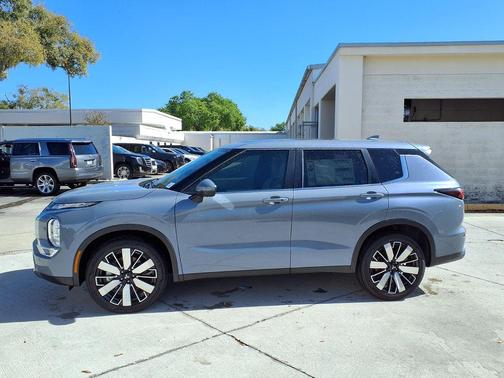 Moonstone Gray Metallic 2026 Mitsubishi Outlander SE