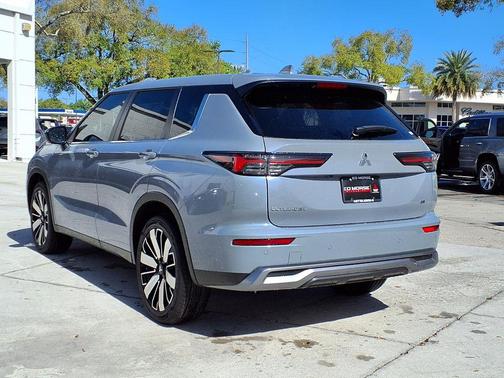 Moonstone Gray Metallic 2026 Mitsubishi Outlander SE