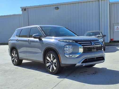 Moonstone Gray Metallic 2026 Mitsubishi Outlander SE
