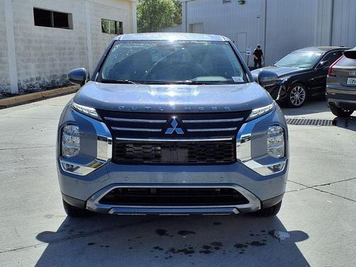 Moonstone Gray Metallic 2026 Mitsubishi Outlander SE