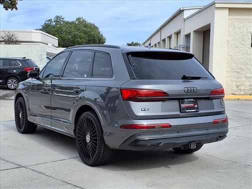 2023 Audi Q7 45 Premium Plus