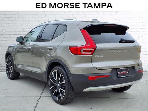 2022 Volvo XC40 T5 Momentum