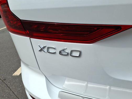 Crystal White Metallic 2026 Volvo XC60 B5 Plus