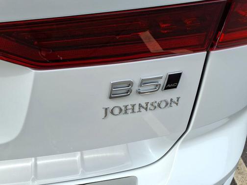 Crystal White Metallic 2026 Volvo XC60 B5 Plus