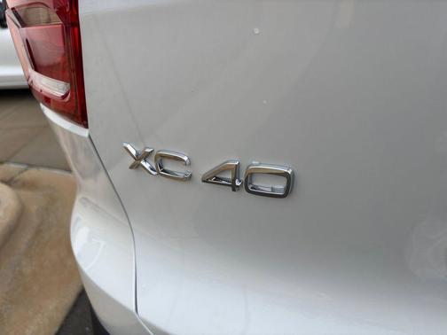 2026 Volvo XC40 Plus, B4 FWD Gas (mild hybrid), Dark