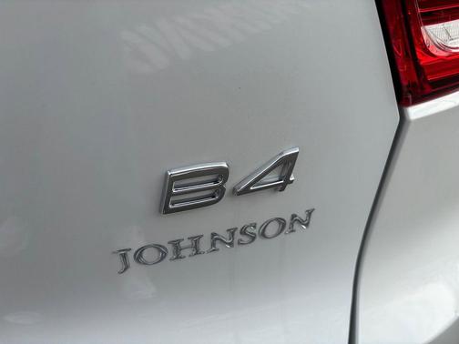 2026 Volvo XC40 Plus, B4 FWD Gas (mild hybrid), Dark