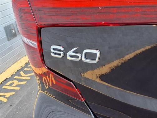 2024 Volvo S60 Recharge Plug-In Hybrid T8 Plus Dark Theme
