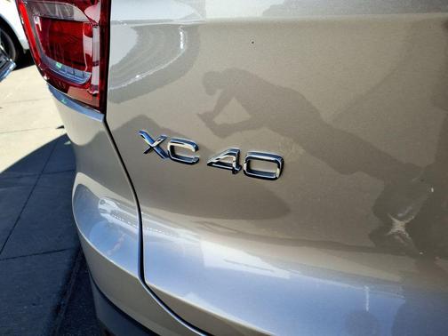 2023 Volvo XC40 B5 Plus Bright Theme