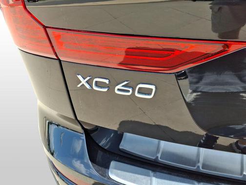 2023 Volvo XC60 Recharge Plug-In Hybrid T8 Ultimate Bright Theme