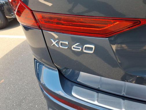 2024 Volvo XC60 B5 Plus Dark Theme