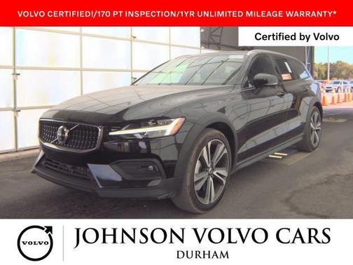 Onyx Black Metallic 2025 Volvo V60 Cross Country B5 Plus