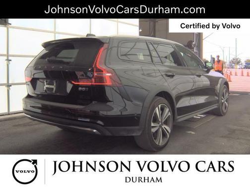 Onyx Black Metallic 2025 Volvo V60 Cross Country B5 Plus
