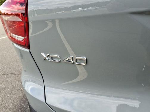 2025 Volvo XC40 B5 Plus Dark Theme