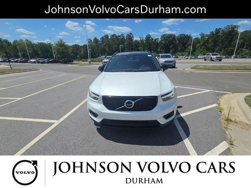 Crystal White Metallic 2021 Volvo XC40 T4 R-Design