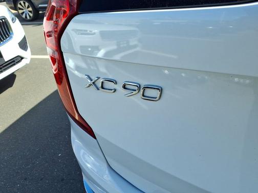 2023 Volvo XC90 B5 Plus
