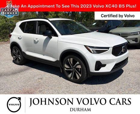 Crystal White Metallic 2023 Volvo XC40 B5 Plus Dark Theme