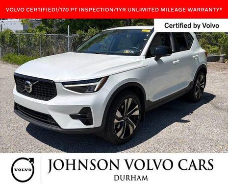 Crystal White Metallic 2023 Volvo XC40 B5 Plus Dark Theme
