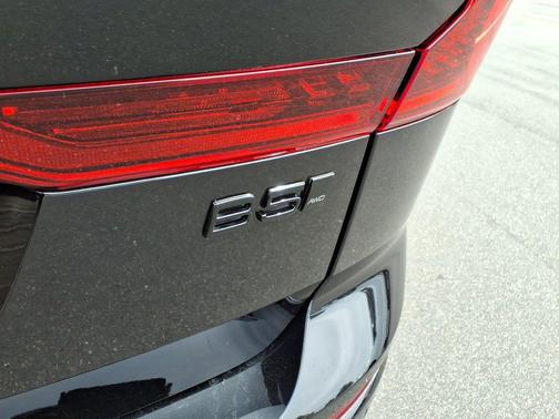 2026 Volvo XC60 B5 Ultra Black Edition