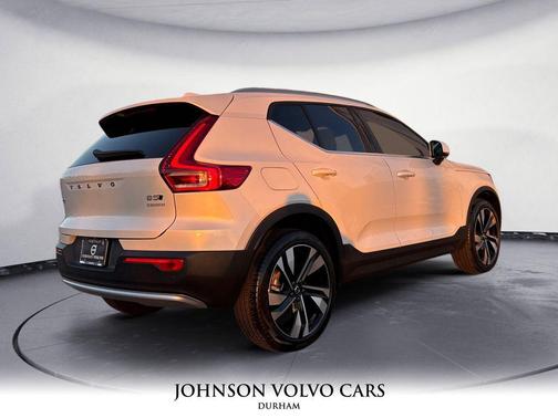 2025 Volvo XC40 B5 Ultra Bright Theme
