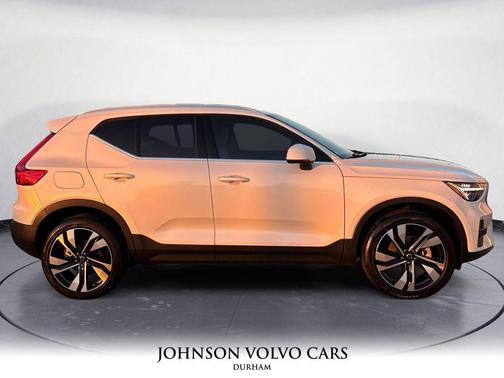 2025 Volvo XC40 B5 Ultra Bright Theme