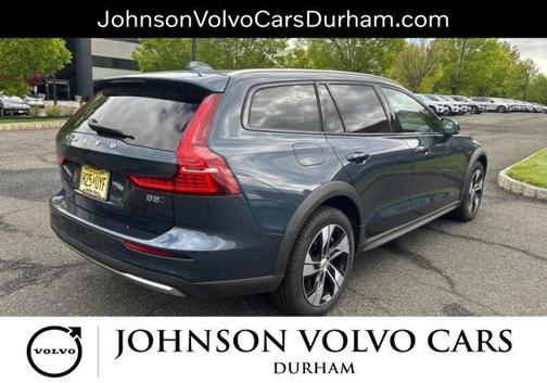 Denim Blue Metallic 2025 Volvo V60 Cross Country B5 Plus