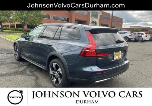 Denim Blue Metallic 2025 Volvo V60 Cross Country B5 Plus
