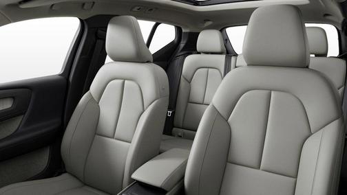 2024 Volvo XC40 B5 Ultimate Dark Theme