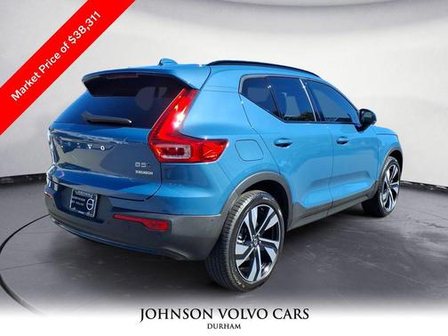 2024 Volvo XC40 B5 Ultimate Dark Theme