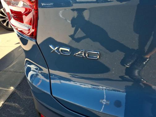 2024 Volvo XC40 B5 Ultimate Dark Theme