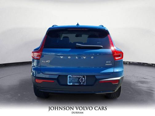 2024 Volvo XC40 B5 Ultimate Dark Theme