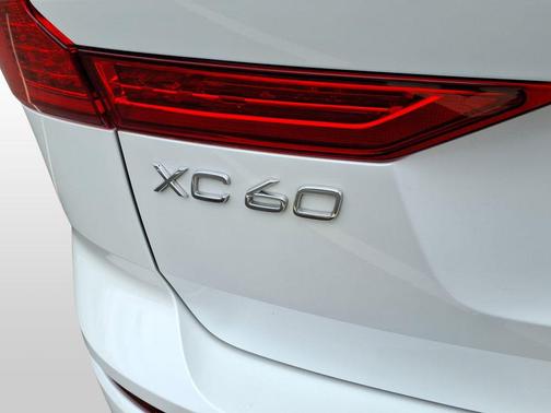 2025 Volvo XC60 B5 Plus