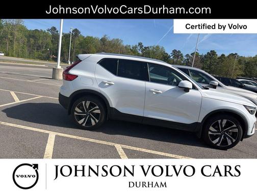 Crystal White Metallic 2023 Volvo XC40 B5 Plus Bright Theme
