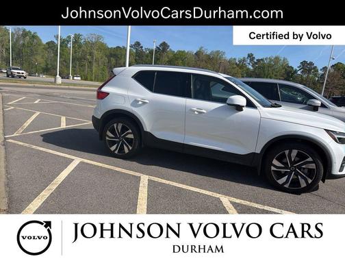 Crystal White Metallic 2023 Volvo XC40 B5 Plus Bright Theme
