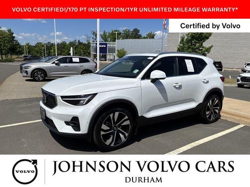 Crystal White Metallic 2023 Volvo XC40 B5 Plus Bright Theme