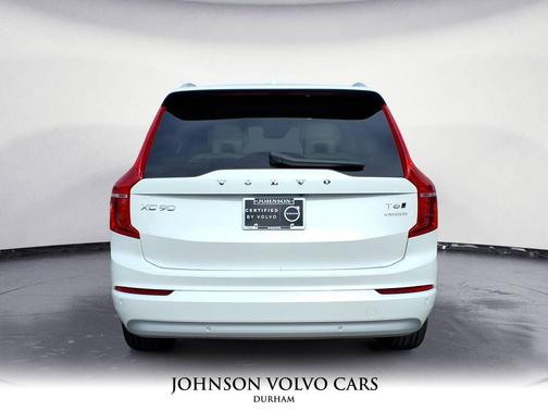 2022 Volvo XC90 T6 Momentum