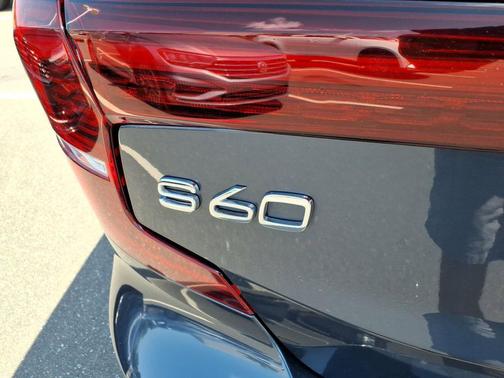 2020 Volvo S60 T6 Momentum