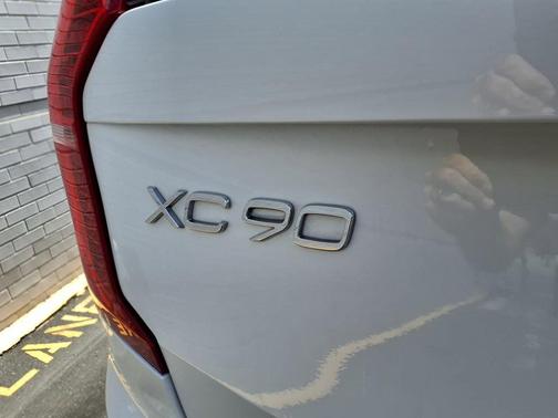 2022 Volvo XC90 T5 Momentum