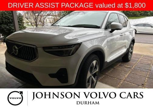 Crystal White Metallic 2023 Volvo XC40 B5 Plus Bright Theme