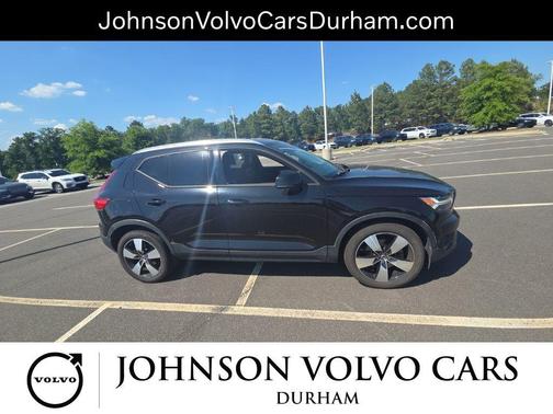 Onyx Black Metallic 2019 Volvo XC40 T5 Momentum