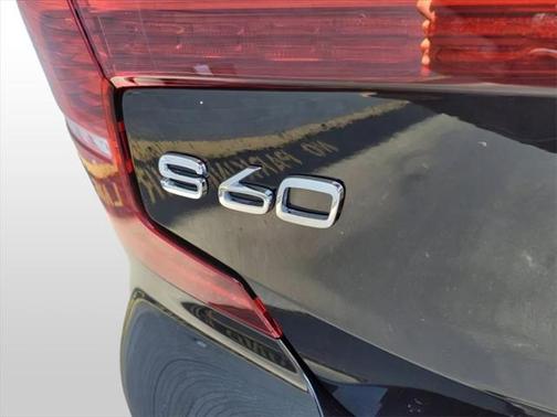2024 Volvo S60 B5 Ultimate Dark Theme