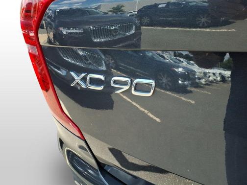 2022 Volvo XC90 T6 Momentum