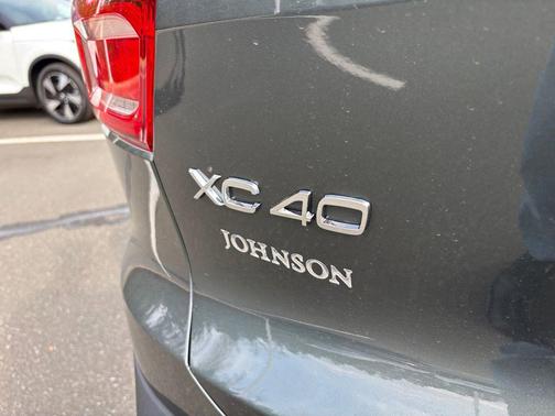 2026 Volvo XC40 Core, B4 FWD Gas (mild hybrid), Dark