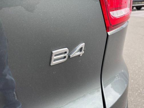 2026 Volvo XC40 Core, B4 FWD Gas (mild hybrid), Dark