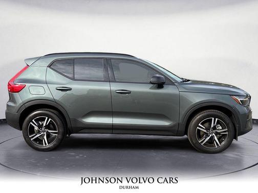 2026 Volvo XC40 Core, B4 FWD Gas (mild hybrid), Dark