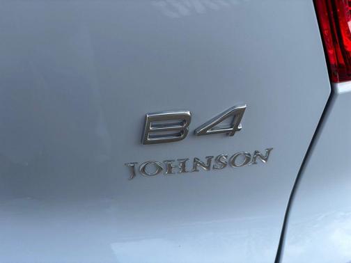 2026 Volvo XC40 Plus, B4 FWD Gas (mild hybrid), Dark