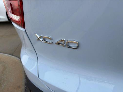 2026 Volvo XC40 Plus, B4 FWD Gas (mild hybrid), Dark