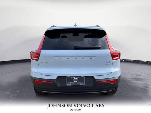 2026 Volvo XC40 Plus, B4 FWD Gas (mild hybrid), Dark