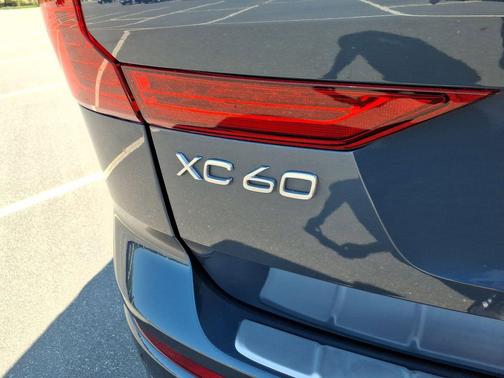 2023 Volvo XC60 B5 Ultimate Dark Theme