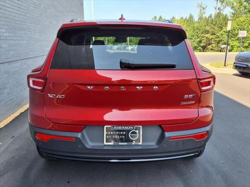 2023 Volvo XC40 B5 Ultimate Dark Theme